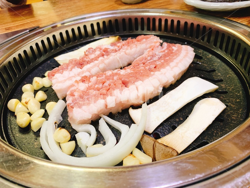 삽겹살,바베큐,구이,고기,음식,요리,마늘,버섯,육류,벌집,벌집삼겹살