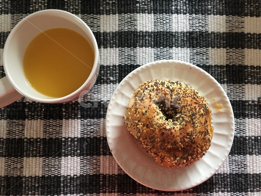 food,bagel,table,cup,음식,베이글,테이블,컵,브런치,아침,breakfast