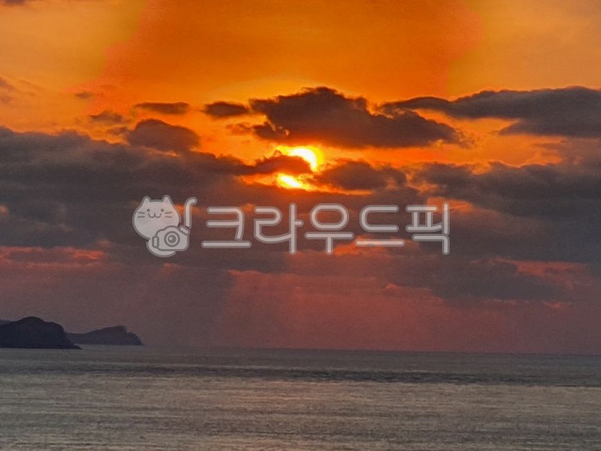 sky,Sebang Sunset Observatory,nature,Sunset spot,red sun,Sebang Sunset,sun,cloud,sunset spot,black sky,ocean,sunset,magnitude,nightfall,black clouds,threeway sunset