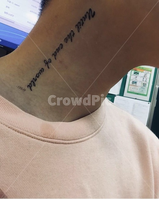 인물,목,문신,글귀,남자,사람,인물,인간,human,person,신체일부,몸,body