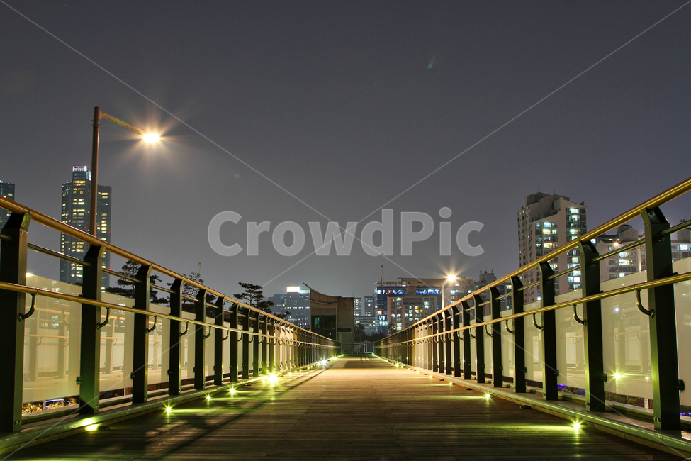 도시,건물,야경,가로등,야간,야경,밤,풍경,nightscape,night,landscape,도시,city,한국도시풍경,한국도시경관,korea cityscape,banister,난간,handrail,path,통로,railing