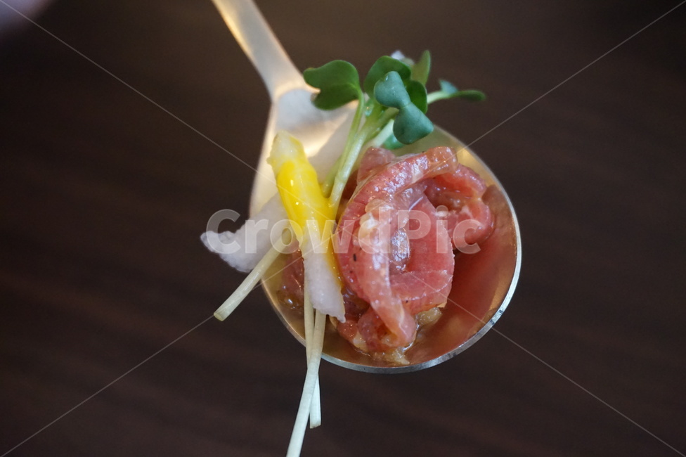 육회,육사시미,육류,생고기,숟가락,한입만,새싹,배,노른자,안주,술안주,소주,회식,요리,음식,고기,육회사시미,육고기,날것,음식,식재료,요리,food,cook,meal,dishes,food reserves,육류,고기,meat