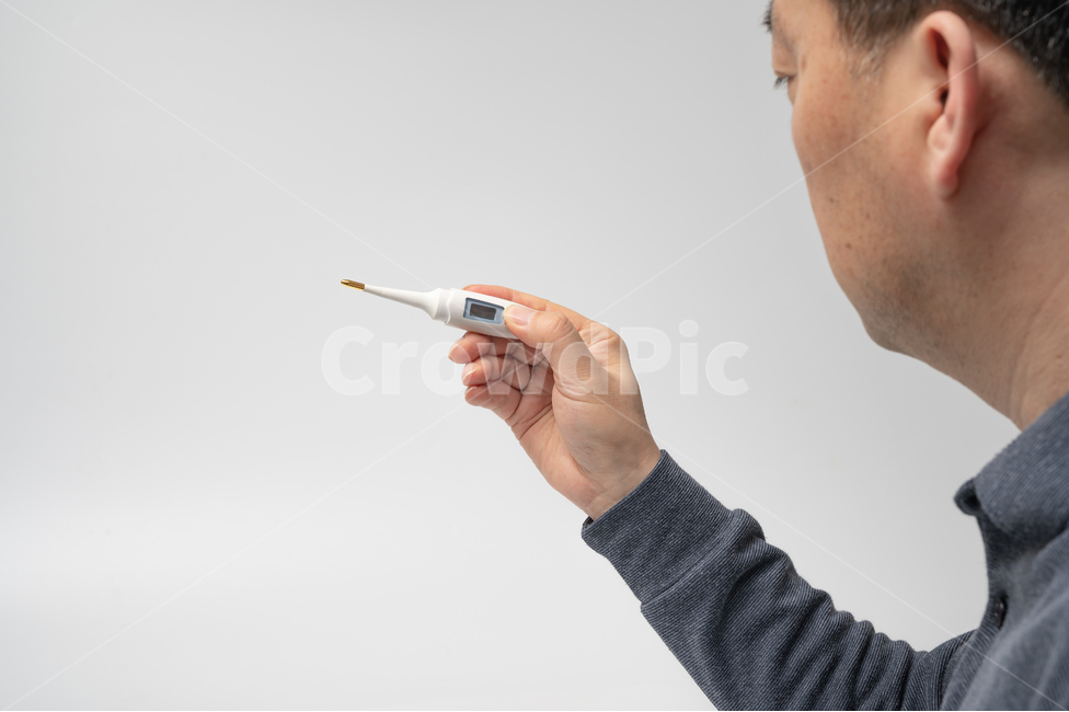 보건,의료,예방,전염병,바이러스,보호,감염,코로나,코로나바이러스,코로나19,covid19,독감,신종플루,감염병,차단,전염,건강,위생,건강관리,의학,방어,안전,남자,남성,손,온도계,체온계,체온,열,열병,고열,감기,발열,기구,1인,아시아인,한국인,중국인,일본인,중년,발열체크,몸살,과학,건강,헬스웨어,헬스케어,healthware,health care