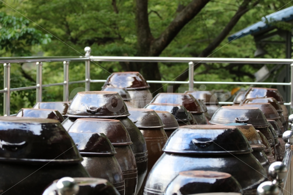 장독,사찰,절,산,풍경,나무,초록,숲,맑은날,한국전통,한국문화,korean traditional,korean culture
