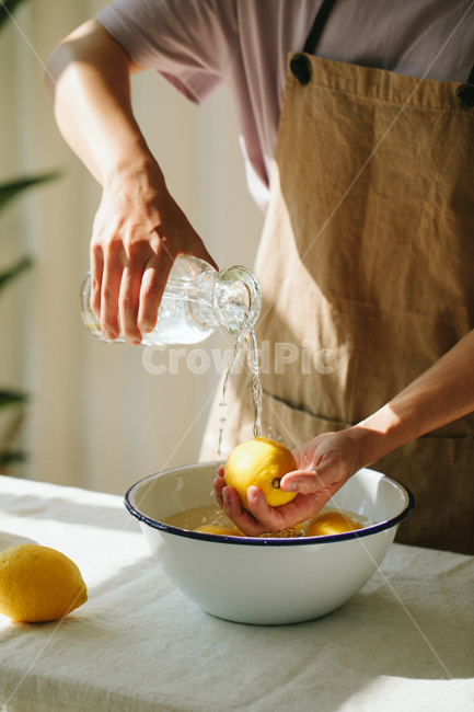 푸드스타일링,레몬,과일,플레이팅,lemon,fruit,food,사람,citrusfruit,주방,키친,부엌,주방용품,요리도구,kitchen,kitchenware,cookroom,cookingutensil,과일,열매,fruit,휴식,힐링,rest,relaxation,healing