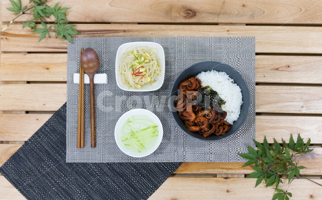 주꾸미,요리,다이어트,매운음식,식기류,건강식,조리법,그릇,테이블,식사,맛있다,먹다,별미,낙지,문어,맵다,짜다,준비,숟가락,식탁,붉다,해산물,바다요리,재료,배고프다,무침,볶음,식당,밥,볶다,젓가락,매콤하다,양념,음식,식재료,요리,food,cook,meal,dishes,food reserves,한식,한국음식,한국요리,korean food,korean dishes,korean meal,korean cook