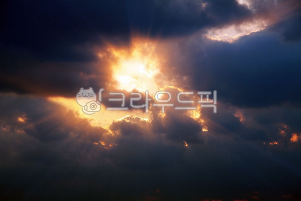 하늘,구름,먹구름,빛,빛줄기,광선,어두운,밝은,태양,붉은,환상적인,신비로운,눈부신,날씨,자연,풍경,폭풍,장엄한,붉은빛,노을,석양,종교,햇빛