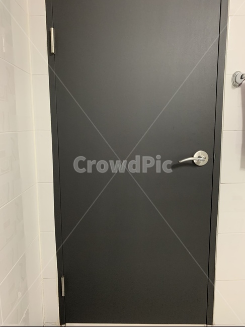 문,검은문,검정,검정색,문고리,타일,벽,흰색,하양,하얀색,door,black,doorknob,tile,wall,white