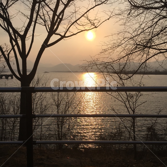 춘천,소양강,노을,해,강,강가,산책로,나무,가을,초가을,겨울,초겨울,강물,감성,배경화면,감성사진,태양,선셋,sunset,석양,저녁,밤,노을빛,야경,자연,풍경,nature,landscape,sunlight,햇빛,flare,플레어,light,빛