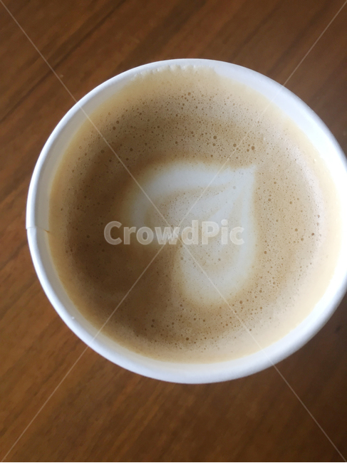 커피,라떼,카페,라떼아트,하트,음료,나무테이블,커피,카페,coffee,cafe
