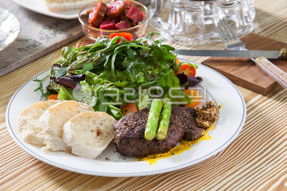 스테이크,샐러드,샐러드스테이크,스위스가정식,유럽가정식,가정식스테이크,레스토랑,홈메이드빵,야채,야채샐러드,채소,웰빙음식,음식,웰빙,건강음식,빵,피클,접시,식사,유럽음식,서양음식,소고기스테이크,한우스테이크,서양가정식,맛집,음식점,요리,과일,가정식,나이프,건강식,포크,토마토,식재료,고기,양식,서양음식,서양요리,western food,western dishes,western meal,western cook