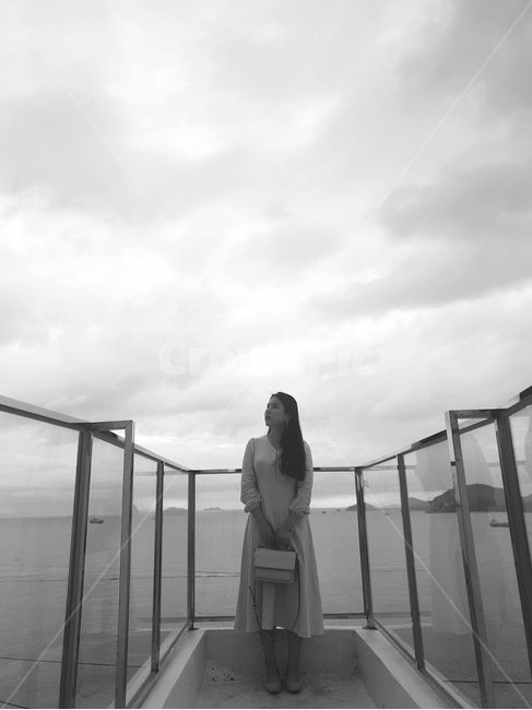 railing,handrail,인간,human,banister,person,난간,의류,clothing,의복,여자,여자앞모습,예쁜여자,흑백,흑백,모노톤,monochrome,black and white