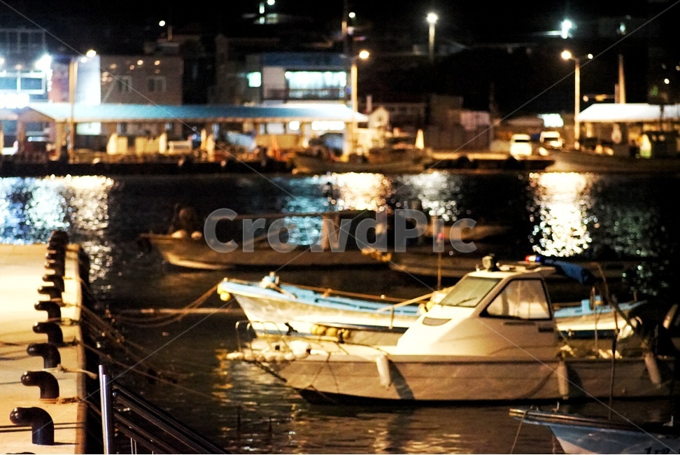 항구,정박,배,어선,밤,고요,가로등,야경,밤,풍경,nightscape,night,landscape,산업,industry,industrial,어업,fishery,fishing industry,vehicle,차량,watercraft,선박,transportation,교통,water,물