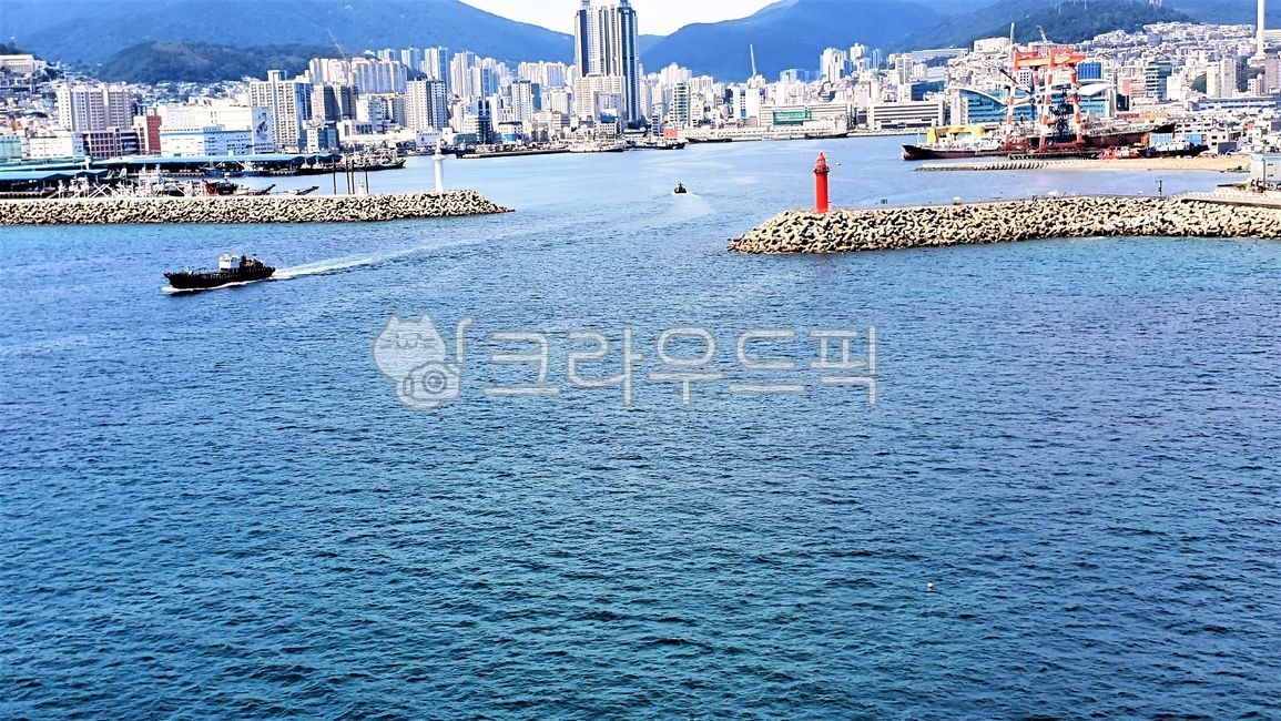 breakwater,lighthouse,coastal city,red lighthouse,ship,highrise buildings,watercraft,fishing boat,coastal pier,pier,blue sea,Busan,white lighthouse,densely packed houses,beach city,port of entry,South Port,water,Sea,revetment,transportation,maritime city,