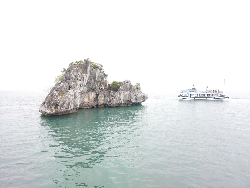 land,땅,outdoors,옥외,nature,자연,대양,water,물,하노이,베트남,비엔남,자연,풍경,nature,landscape,ocean,sea,바다,shoreline,해안선,boat,보트,transportation,교통,vehicle,차량,coast,연안