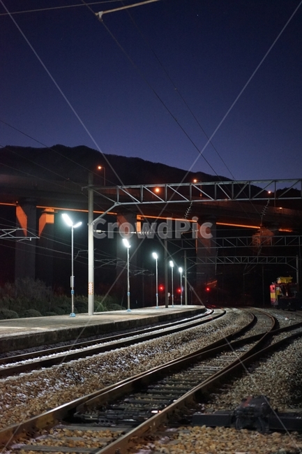 철도,기차역,야간,교통,철길,교통,교통수단,traffic,transportation,railway,train track,기찻길,rail,레일