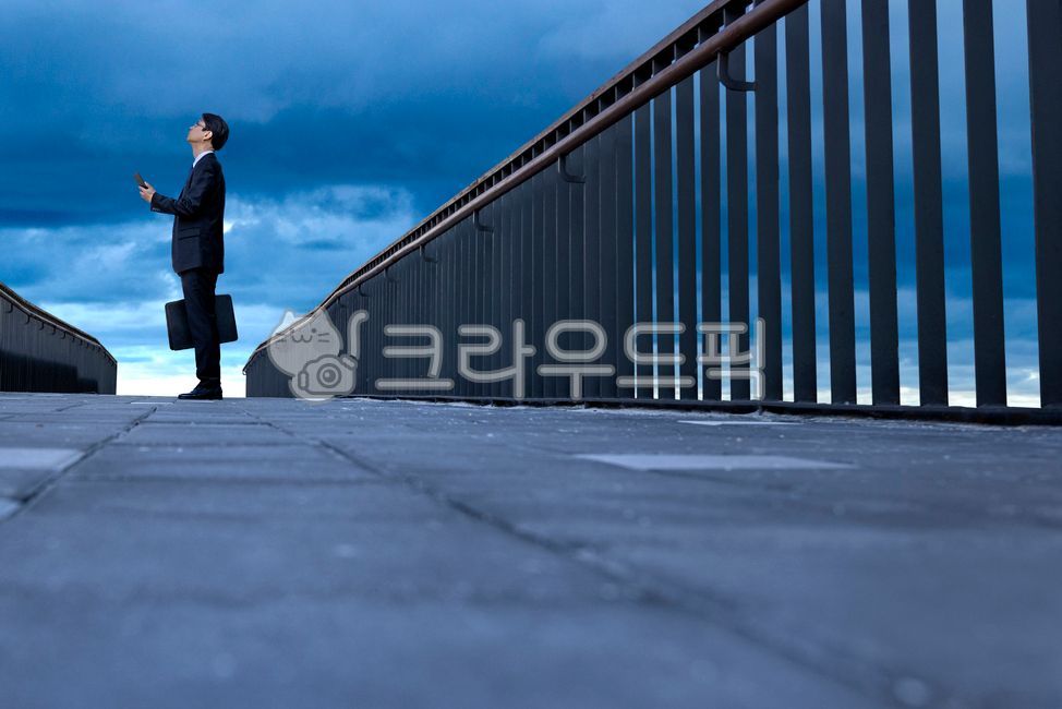 synthesis,wait,business,straggler,bag,korean,employee,cell phone,glasses,business man,person,dark clouds,failure,50s,depressed,suit,man