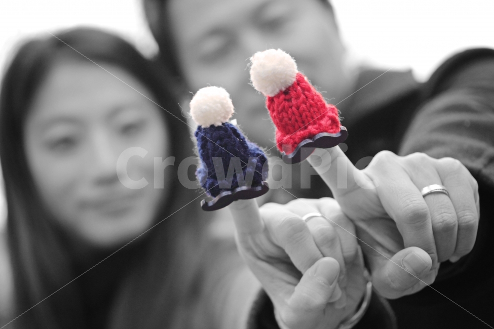 커플,연인,겨울,커플아이템,손가락인형,털실,흑백사진,컬러,손가락,연출,연출사진,데이트,데이트스냅,사람,인물,인간,human,person,손,제스처,표시,손짓,표현,gesture,hand,sign,expression,연인,커플,사랑,lover,couple,흑백,모노톤,monochrome,black and white,연출,컨셉,콘셉,direction,concept