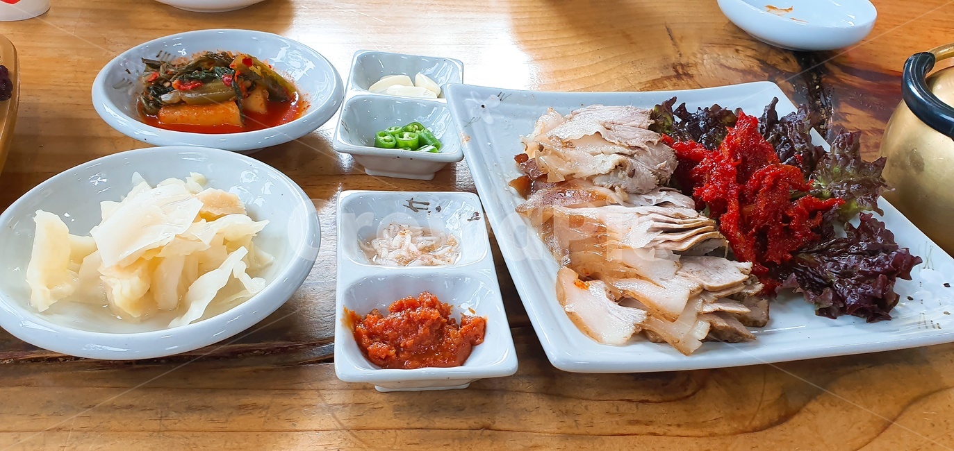 보쌈,meal,식사,돼지고기,요리,food,음식,pork,dish