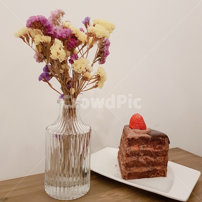 카페,딸기초코케잌,꽃병,케이크,디저트,음식,식재료,요리,food,cook,meal,dishes,food reserves,디저트,간식,후식,dessert,snack
