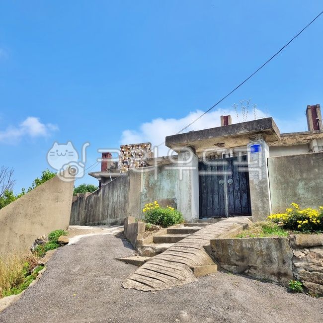 sidewalk,town,country gate,stairs,walkway,Mountain village,asphalt,Passage,neighbor,house,country alley,sunny day,Town,road name,cottage,stonewall,country stairs,alley,close,Daldongne,walk