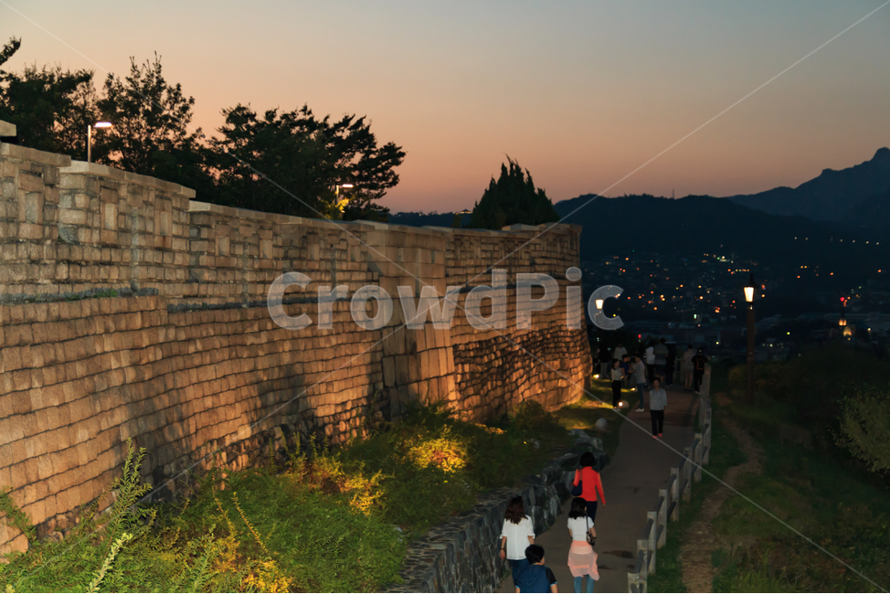 한양도성,서울,성벽,낙산공원,성곽,저녁,석양,조명,수비,방어,요새,문화재,유적,유적지,공원,관광지,여행지,명소,풍경,경치,어스름,황혼,노을,견고한,튼튼한,나무,도시,전경,산책로,서울성곽,야경,밤,풍경,nightscape,night,landscape,사람들,대중,군중,other people,crowd,walkway,보도,path,통로,sidewalk,pavement,포장
