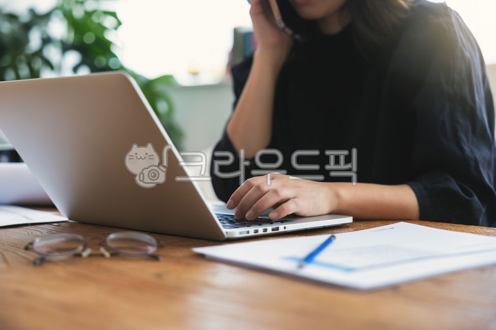 business woman,smartphone,woman,document,backlight,project,office,laptop,remote,Asian,sales,working from home,computer,review,freelance,writing,living room,company,communication,Business,keyboard,work,Korean,telephone,Office worker,office worker,call,plan