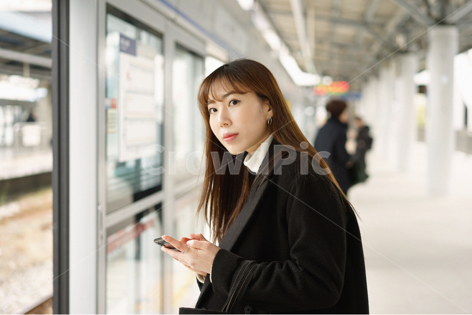 여자,여성,지하철,대중교통,전철,기다림,열차,기차,교통,지하철역,사람,인물,인간,human,person,여성,여자,woman,female,lady,감성,sensible,feeling,교통,교통수단,traffic,transportation