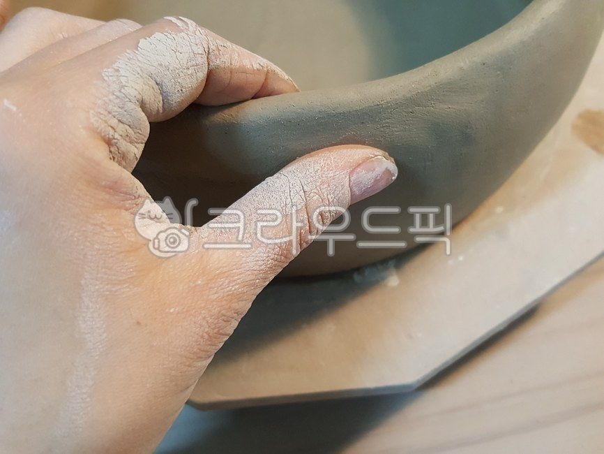 도자기,도자기만들기,도예수업,도예작업,도자기작업,도자기수업,핸드메이드도자기,핸드메이드,ceramic,도자기만드는손,그릇만들기,도자기그릇만들기,흙묻은손,도자기흙,도예