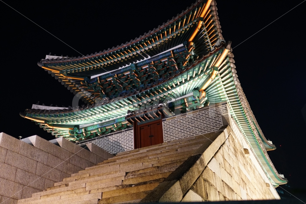 숭례문,남대문,성문,성곽,성벽,한옥,기와,지붕,건축,건물,조선,한국,서울,문화재,역사,도시,korea,seoul,야경,조명,빛,라이트,풍경,landscape,전통,조선시대,대한민국,histioy,방어,전쟁,전투,용마루,추녀마루,내림마루,잡상,와제,10신상,캐슬,castle,고성,단청,한양도성,한국적인,야경,밤,풍경,nightscape,night,landscape,랜드마크,landmark,tourist attraction,한국전통,한국문화,korean traditional,korean culture,architecture,건축물,shrine,신사,pagoda,탑,worship,예배,building