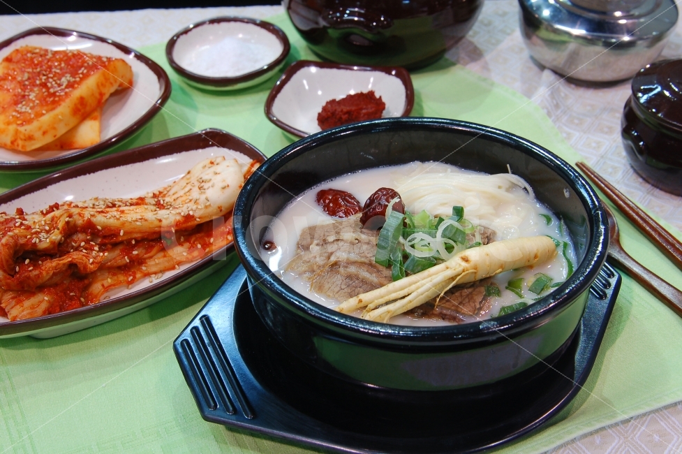 설렁탕,설농탕,탕,국,뚝배기,음식,한식,인삼,고기,소고기,대추,파,김치,된장,반찬,식사,상,상차림,식탁,한국전통,한국문화,korean traditional,korean culture,음식,식재료,요리,food,cook,meal,dishes,food reserves,한식,한국음식,한국요리,korean food,korean dishes,korean meal,korean cook