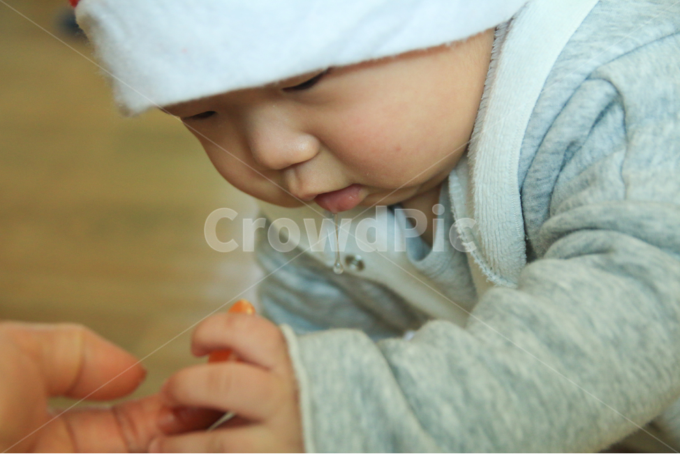 아기,애기,남자아기,군침도는,침,침흘리는,입맛다시는,귤,과일,1살,돌,손,손가락,작은,귀여운,앙증맞은,얼굴,남자아이,육아,침맺힌,가족,인물,음식,배고픔,사람,인물,인간,human,person,영유아,아기,애기,아이,infants,baby