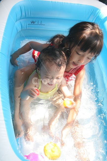 유아,아기,물놀이,행복,더우,여름,휴가,자매,수영,장난,waterplaying,sister,여름,계절,summer,season,사람,인물,인간,human,person,어린이,어린아이,child,children,kid