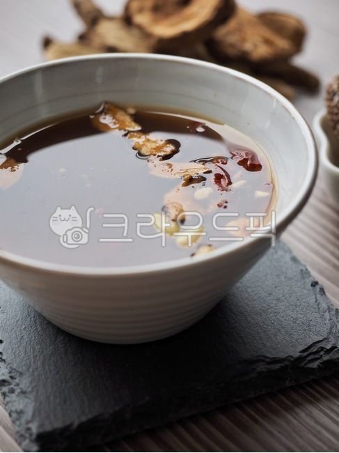 한국음료,한국전통음료,쌍화차,쌍화탕,한국전통차,그릇,차,음료,전통차,전통음료,웰빙,웰빙음료,대추,갈색,따뜻한음료,koreanbeverage,koreantraditionaldrink,doublecar,ssanghwatang,koreantraditionaltea,bowl,beverage,traditionaltea,traditionaldrink,wellbeing,wellnessbeverage,jujube,brown,hotdrink,음식,식재료,요리,food,cook,meal,dishes,food reserves