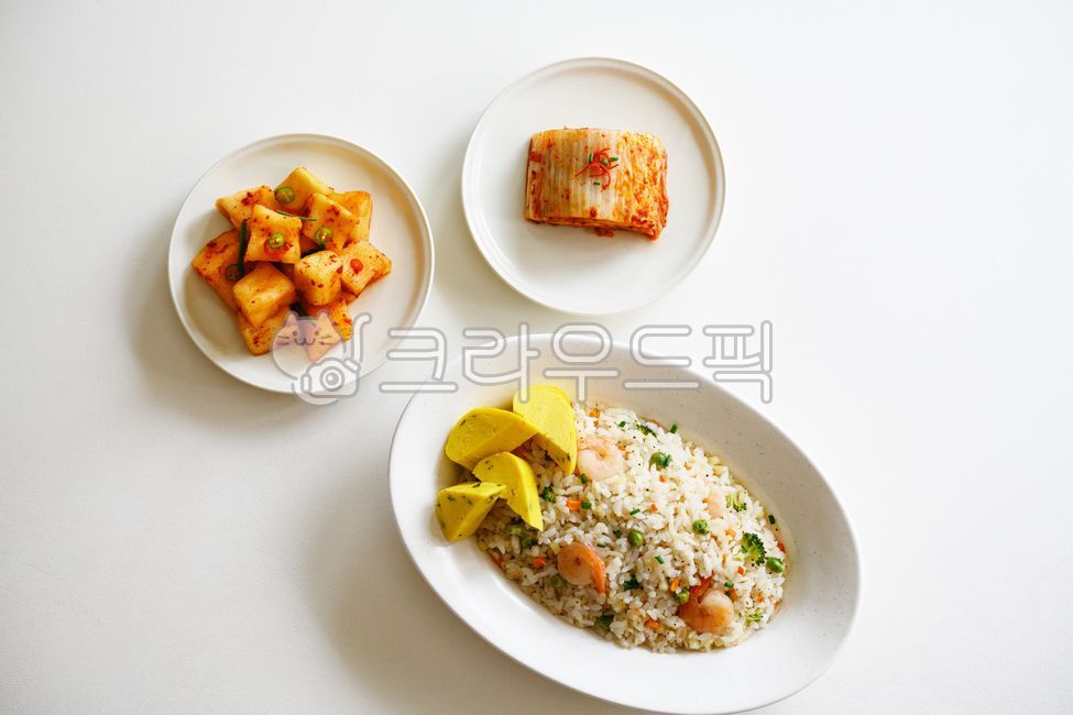 새우볶음밥,배추김치,깍두기,요리,식사,그릇,계란말이,맛있는,반찬,접시,수저,볶음밥