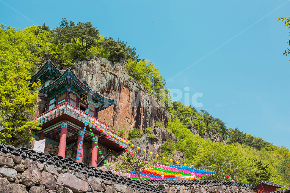 절,연등,사성암,절벽,산,불교,한국전통,한국문화,korean traditional,korean culture,종교,신앙,religion,belief,faith,건축물,건물외관,exterior,building,structure,architecture,construction