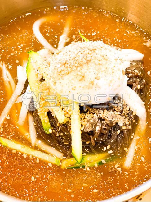 칡냉면,물냉면,살얼음,달걀,무생채,김치국물,육수,고기냉면