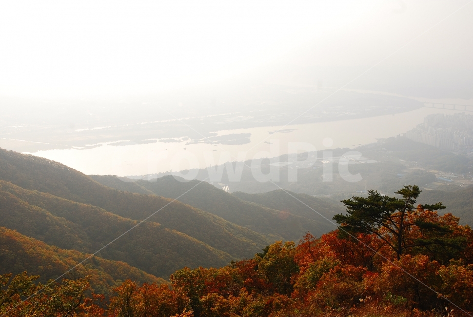 가을,단풍,계절,감성,시즌,11월,10월,늦가을,leaf,season,maple,시안,디자인,디자이너,출판,편집,책자,서적,사보,카다로그,콘텐츠,리플렛,브로셔,컨셉,콘셉,컨셉트,모바일,팝업,전단,광고,색감,칼라풀,아름다운,뷰티풀,beautiful,sns,ebook,웹,마케팅,마켓팅,필,느낌,서정,배경,바탕,백그라운드,background,산위에서,정상,전망대,강물,멀리,원경,안개,골짜기,능선,몽환적,그라데이션,feeling,emotion,mountain,river,가을,계절,fall,autumn,season,자연,풍경,nature,landscape,한국자연풍경,한국자연경관,korea nature landscape,outdoors,옥외,scenery,산,mountain range,산맥