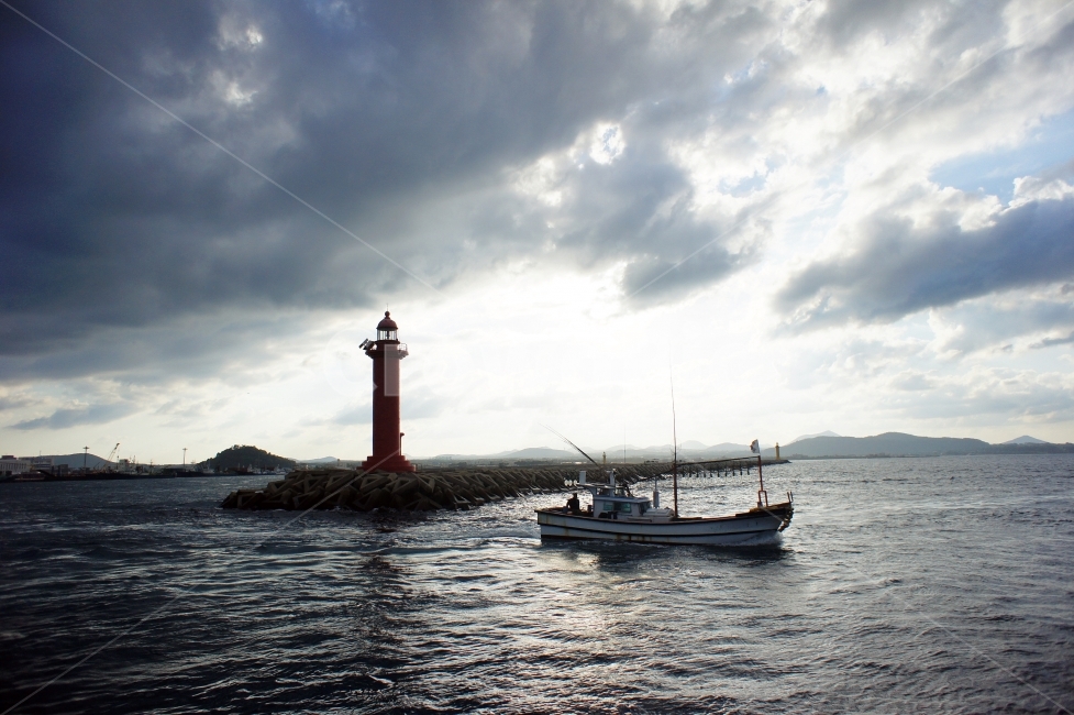 풍경,landscape,하늘,sky,제주도,감성,구름,croud,햇살,sunshine,노을,sunset,바다,sea,파도,wave,자연,nature,생동감,fresh,등대,배,어부,낚시,등대,lighthouse,사람,인물,인간,human,person,산업,industry,industrial,어업,fishery,fishing industry,교통,교통수단,traffic,transportation,vehicle,차량,boat,보트,building,건물,architecture,건축물,tower,탑