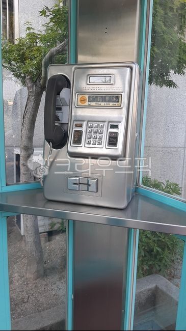 memory,old phone,Wireline,objects,tree,Korean phone,outdoor,payphone,street phone,Payphone,cellphone,Emotion,public phone booth,thing,card phone,In front of the flower bed