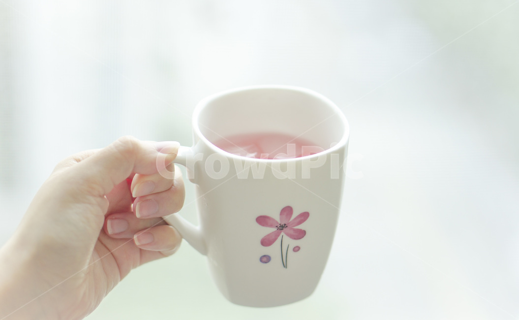 컵,손,핑크,음료,머그컵,휴식,relaxation,cup,hand,pink,drink,mugcup,사람,인물,인간,human,person,신체일부,몸,body,음료수,drink,beverage