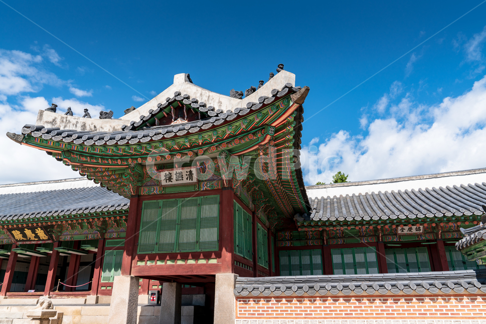 전통,경복궁,고궁,대한민국,서울,한옥,경치,야외,하늘,맑은,파란,구름,흰색,처마,곡선,지붕,기와,목조,목재,목조건물,문화재,조선시대,왕,정치,화려한,색깔,건축,조선,한적한,조용한,엄숙한,역사,한국전통,한국문화,korean traditional,korean culture,랜드마크,landmark,tourist attraction,한국랜드마크,한국관광지,한국명소,korea landmark,korea tourist attraction,건축물,건물외관,exterior,building,structure,architecture,construction