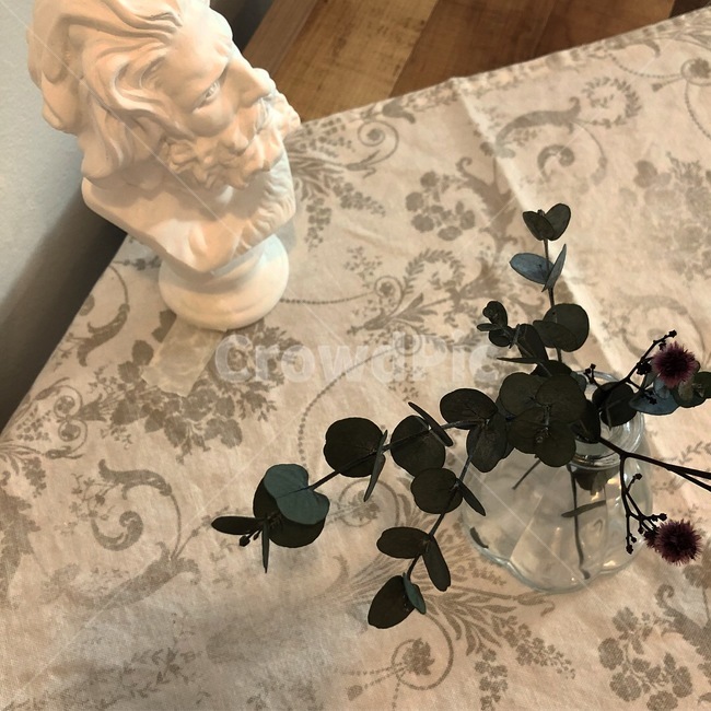 카페,인테리어,커피,테이블,식탁,화분,식물,자연,plants,nature,실내용화초,화분,화초,house plant,조각상,동상,석상,조형물,statue,bronze statue,stone statue,인테리어,실내디자인,interior design