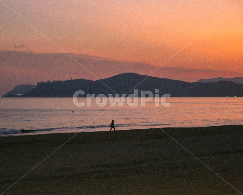 쓸쓸,석양,해운대,바다,감성,자연,풍경,nature,landscape,해변,바다,beach,sea,사람,인물,인간,human,person,인물실루엣,사람실루엣,character silhouette,human silhouette,고독함,외로움,쓸쓸함,우울함,슬픔,lonely,solitary,outdoors,옥외