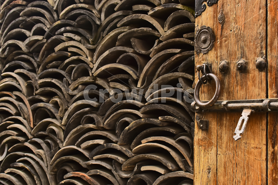 한국전통,텍스쳐,배경,기왓장,쌓다,패턴,pattern,texture,바탕,백그라운드,오래된,세월,시간,흔적,올드,빈티지,vintage,old,korean,traditional,대문,출입문,문고리,나무,장식,데코레이션,koreanstyle,한국적,전통,한국전통,한국문화,korean traditional,korean culture,텍스처,질감,패턴,texture,pattern