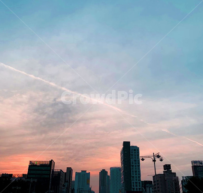 하늘,노을하늘,비행기구름,수채색하늘,어두운건물,도시,풍경,city,landscape,nature,자연,outdoors,옥외,sky,dawn,새벽,sunset,일몰,red sky,붉은 하늘,dusk,황혼