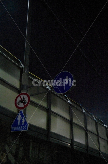 표지판,도로,보행자전용도로,자전거도로,전봇대,야경,밤,풍경,nightscape,night,landscape,symbol,상징