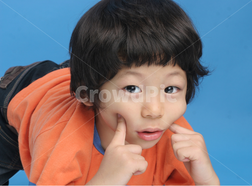 얼굴표정,남자아이,어린아이,미소,웃음,응시,관심,스마일,얼굴,사람,인물,인간,어린이,감정표현,수줍음,기분,kid,smile,human,boy,person,facial,expression,child,children,feeling,face,emotion,사람,인물,인간,human,person,얼굴표정,facial expression,face,어린이,어린아이,child,children,kid,감정표현,기분,feeling,emotion