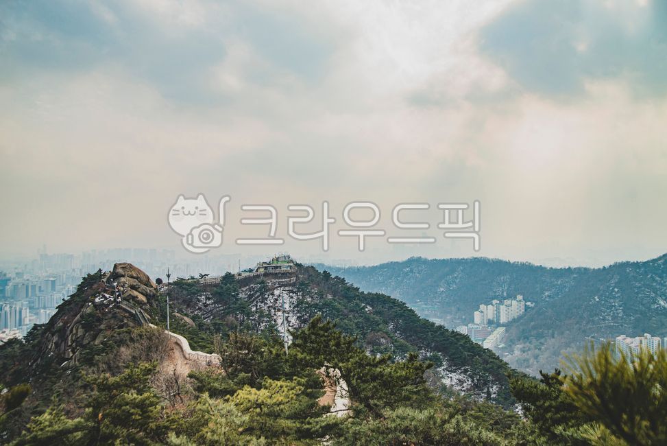 인왕산,인왕산정상,서울전경,서울풍경,서울시풍경,흐린날,미세먼지,서울미세먼지,종로구,서대문구,등산,인왕산등반,등반,산악,산악회,햇살,설산,눈덮인산,종로,mountain,tracking,hiking,climbing,hike,climb,성곽,성곽길,castle,fortress,stronghold,fortresstrail