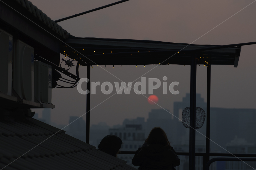해,노을,분위기,집,전망,저녁,뒷모습,그림자,실루엣,야경,sun,sunset,mood,house,evening,silhouette,blue,black,여유로운,한가로운,도시,풍경,city,landscape,사람,인물,인간,human,person,인물실루엣,사람실루엣,character silhouette,human silhouette,감성,sensible,feeling,nature,자연,outdoors,옥외